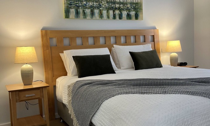 Perth Central Business District Apartment | City Escape Mounts Bay Apartment. Near Kings Park - Parking - Wifi