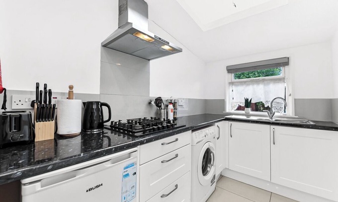 Lewisham House | City Escape: Sleek and Comfy 3 BR House w/Garden
