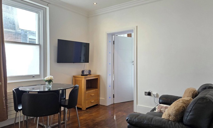 Paddington Apartment | City Hub 2 Bedroom Apartment in Paddington!