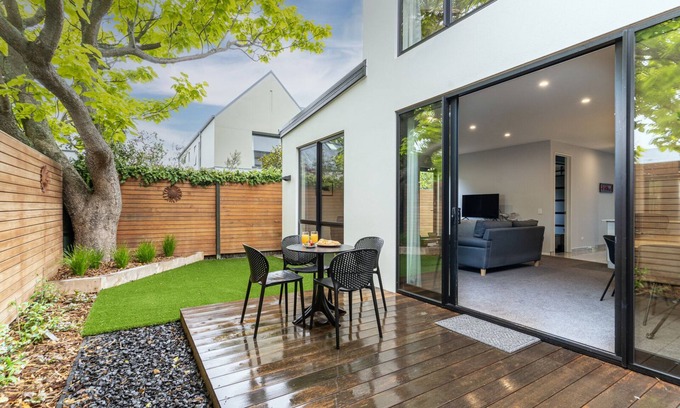 Christchurch House | City Living - Christchurch Holiday Home