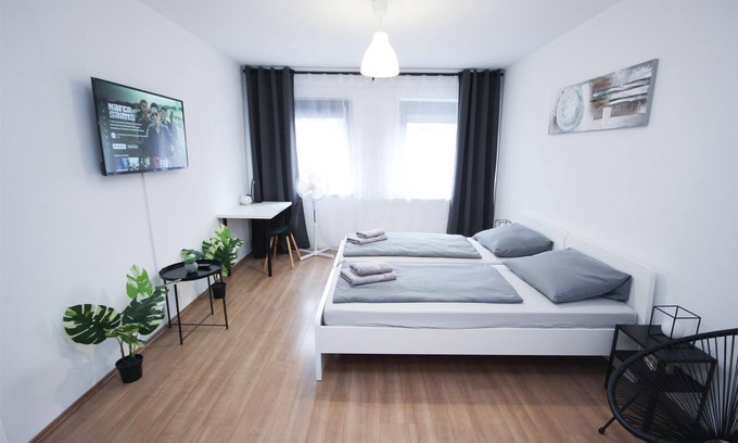 Neue Vorstadt Apartment | City location 4 rooms 7 Beds Balcony Netflix INET