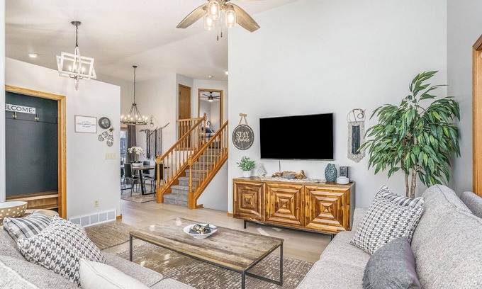 Sioux Falls House | City Lodge -Beautiful 10 Person Home Near the Mall