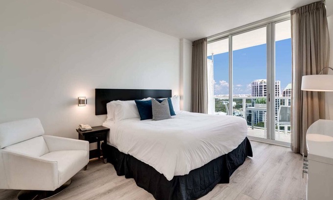 Coconut Grove Condo | City&Ocean View Balcony. Pool & Hottub. Fast Wi-Fi