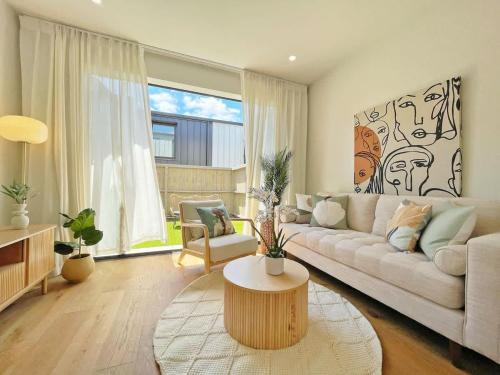 Grey Lynn House | City Serenity 2BR Townhouse vs AC Backyard & Parking