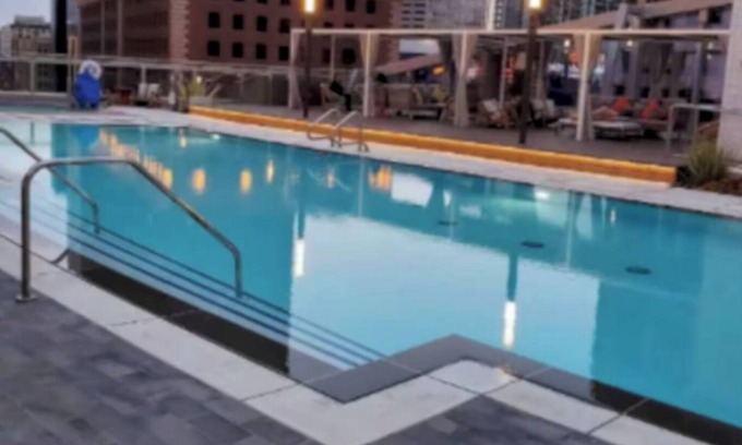 Historic Core Apartment | City Skyline Views 3Bed Apt with Rooftop Pool, Spa,& Rooftop deck
