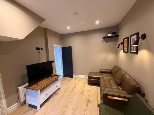 Queens Quarter House | city stay home