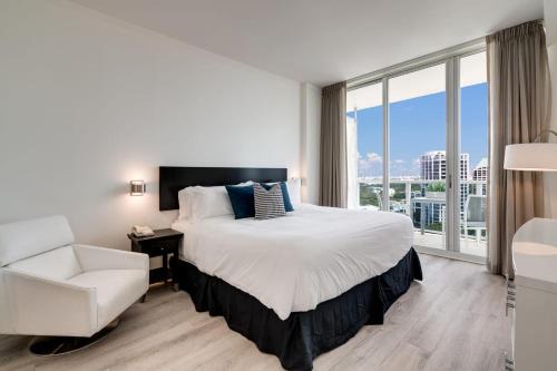 Coconut Grove House | City View Balcony steps from Restaurants, Peacock Park & Marina
