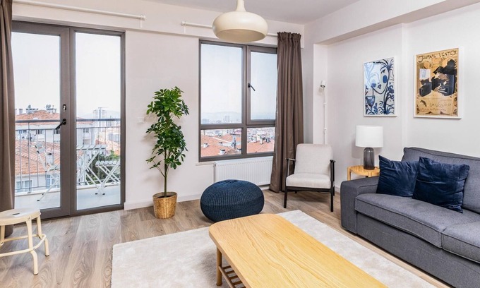 Maltepe Apartment | City View Flat w Balcony Near Metro 9 min to Coast