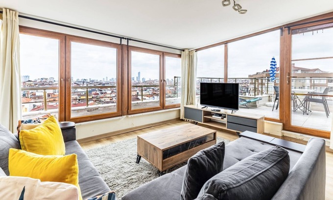 Yukarı Dudullu Mahallesi Apartment | City View Flat w Terrace 10 min to Buyaka Mall