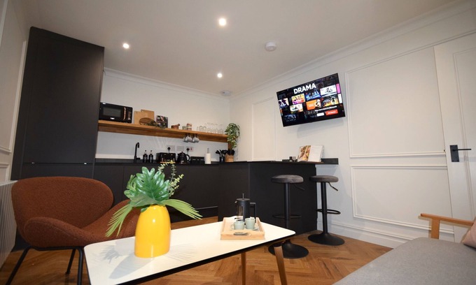 Northern Quarter House | CITYeSCAPE - 1BR, Sofa Bed, Balcony, Window Shower