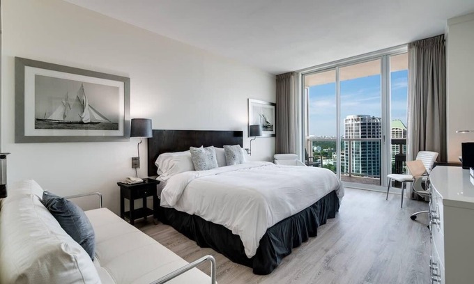 Coconut Grove Condo | CityView Balcony Pool& Hottub. Wi-Fi. Full Kitchen