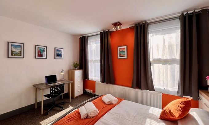 Higham Hill House | Clarence House 3 Bedrooms 8min to Station E17 North East London