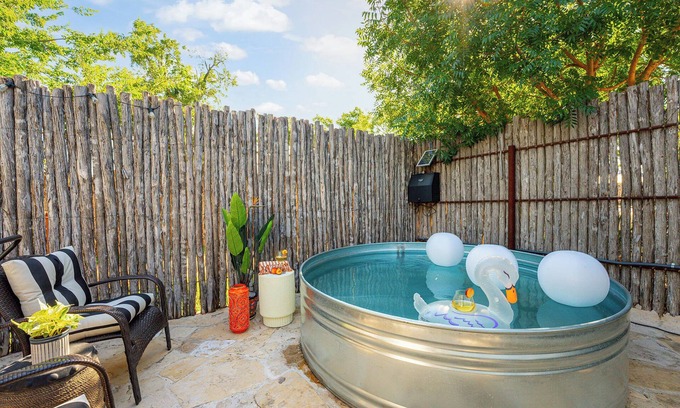 Fredericksburg House | Claret House, Hot Tub, Cowboy Pool, Fire pit!