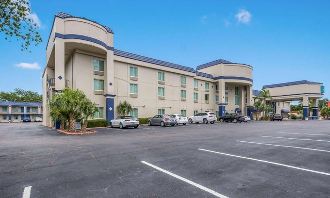 Clearwater Hotel | Clarion Inn & Suites Central Clearwater Beach