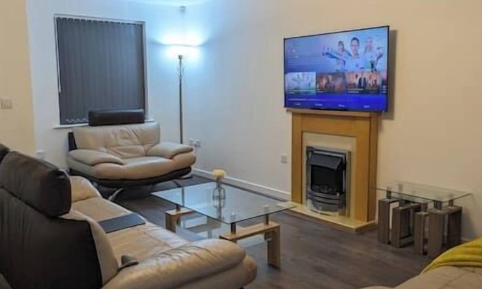 Burnley House | CLARITURF - 4 Bed House-Stadia,Parks,Canal & Sites-SkyN'flix