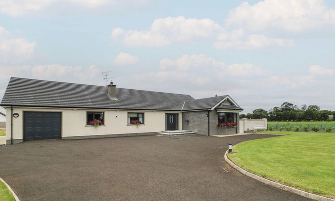 Limavady Cottage | CLARMES HOUSE, pet friendly, with a garden in Limavady