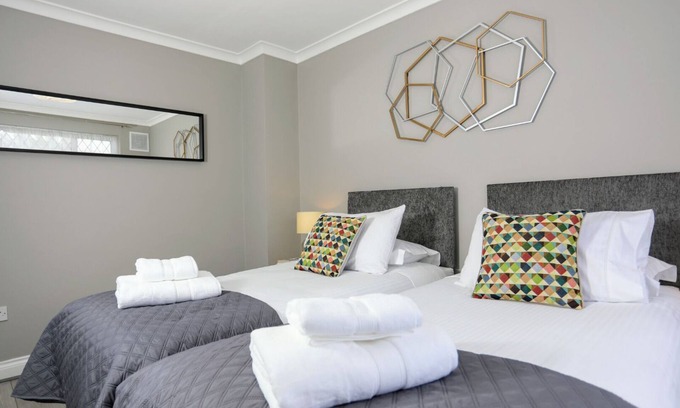 Hillingdon House | Classic 3 Bedroom/2 Bathroom House
