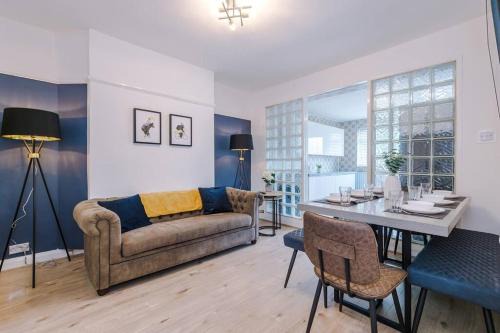Wirral House | Classic 4 Bedroom House in Wirral with WiFi & Parking Sleeps 9 by PureStay