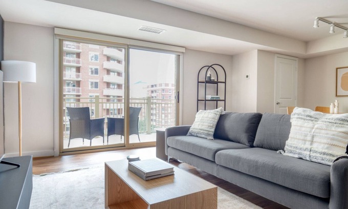 Ballston Apartment | Classic Ballston 2BR w/Concierge, Gym & Pool, near Metro, by Blueground