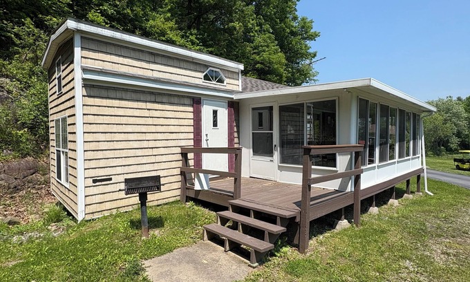 Hammond House | Classic Camper on Black Lake