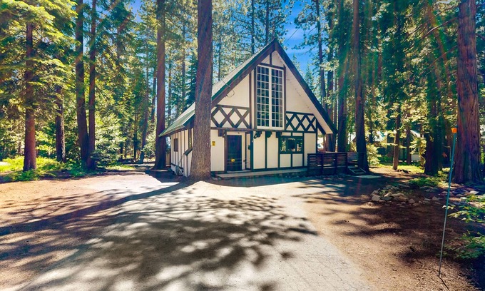Sunnyside House | Classic chalet w/hot tub, boat launch & Gas grill