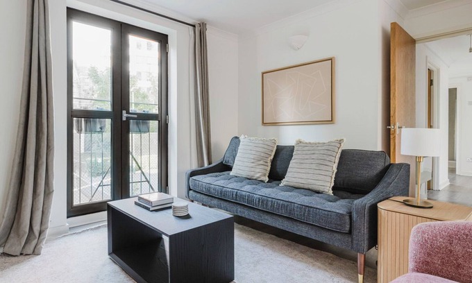 Bishopsgate Apartment | Classic City of London 1BR, Furniture & Decor Included, by Blueground