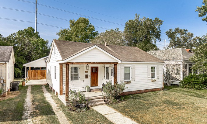 Highlands - Perkins House | Classic-contemporary Bungaleaux in a prime location, your home away from home.