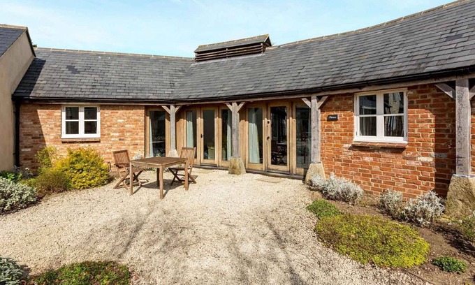 Shellingford Cottage | Classic Cotswold Home Near Littleworth - Flower Barn