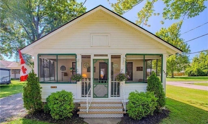 Crystal Beach Cottage | Classic Cottage by the Beach!