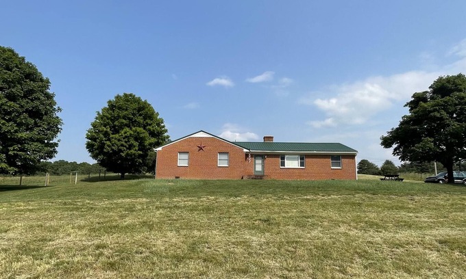 Mustoe House | Classic cozy brick ranch, with beautiful panoramic views!