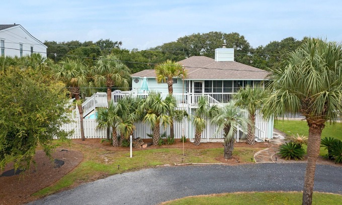 Isle of Palms House | Classic Family Beach Home w/Game Room & Private Pool! Short 1 Block Walk to Beach!