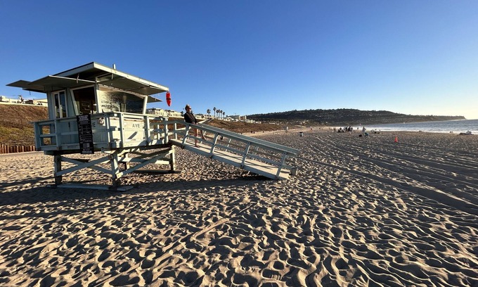 South Redondo House | Classic family-sized beach cottage w/fireplace - two minutes from the ocean!