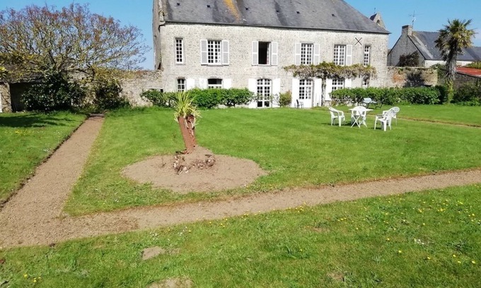 Fontenay-sur-Mer House | Classic French Presbytere 4 km Utah beach.