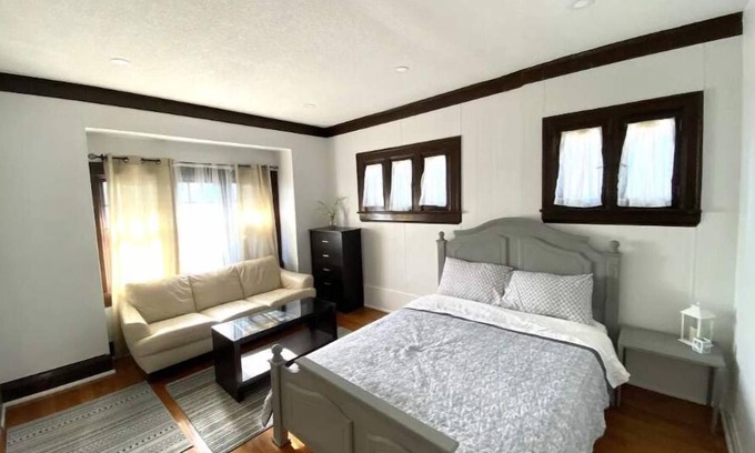 Niagara Falls House | Classic Home, Newly renovated, 2 interconnected Bedrooms