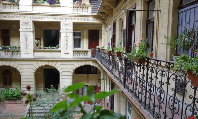 Terezvaros Apartment | Classic house, contemporary apartment!