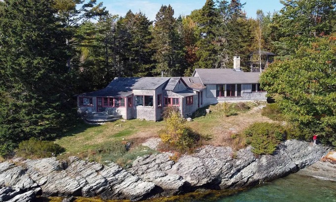 Blue Hill Cottage | Classic Maine Waterfront Cottage with Private Beach and 4 Bedrooms