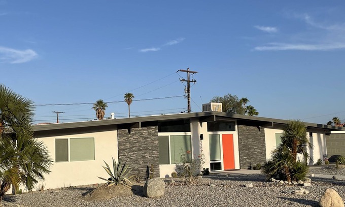 Racquet Club South House | Classic Mid-Century Modern Home in Palm Springs
