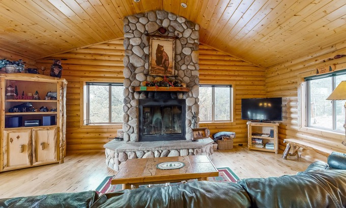 Rainbow Valley Cabin | Classic Mountain Home w/Stunning Views, WiFi, Private Hot Tub & Fireplace