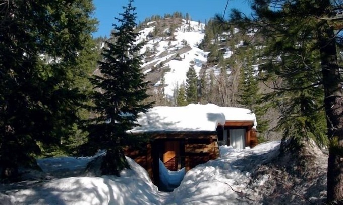 Alpine Meadows Cabin | Classic Mountain Cabin - Near Lake Tahoe and Tahoe City