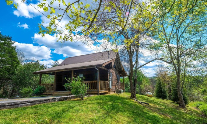 Gatlinburg - Pigeon Forge Cabin | CLASSIC, QUIET TENNESSE LOG CABIN WITH A HOT TUB!