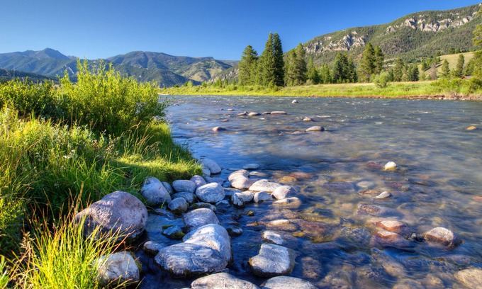 Gallatin Gateway Cabin | Classic Riverfront Cabin