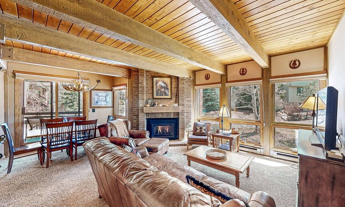 Steamboat Springs House | Classic Steamboat lodge with hot tubs & pool - steps from gondola