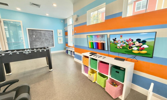 West Kissimmee House | Classic-Style Townhome Near Disney with Beautiful Community Pool!