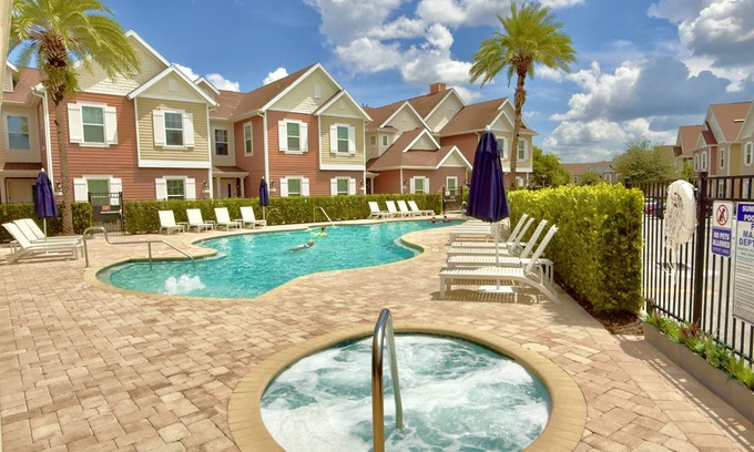 West Kissimmee House | Classic-Style Townhome Near Disney with Beautiful Community Pool!