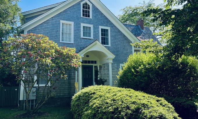 Chilmark House | Classic, upscale Chilmark farmhouse and PRIVATE BEACH KEY
