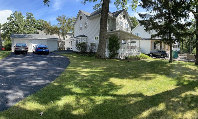 Fontana-on-Geneva Lake House | Classic Lake House just a few blocks to Abbey, Lakefront, Restuarants, & Beach