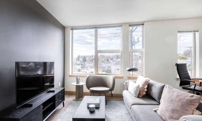 Wallingford Apartment | Classic Wallingford 1BR w/Lounge & Pets, nr 99 & I-5, by Blueground