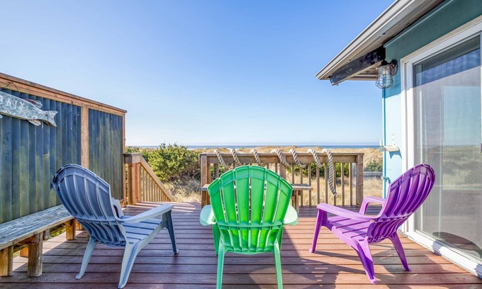 Bayshore House | Classic Wood-Lined Oceanfront Cottage with Easy Beach Access in Waldport!