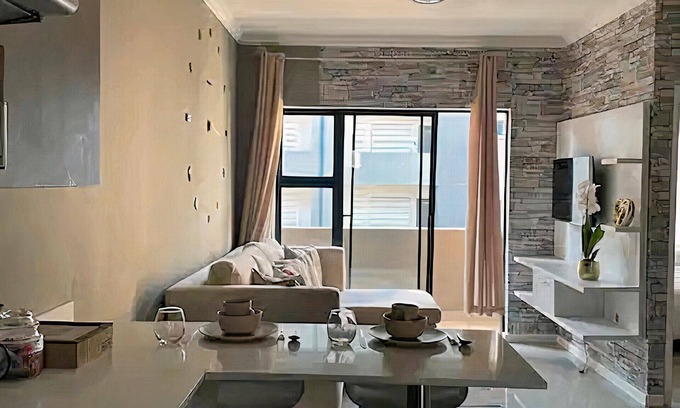 Greater Johannesburg Metropolitan Area Apartment | Classy 2 bedroom/2 bathroom high security apartment with uncapped wi-fi