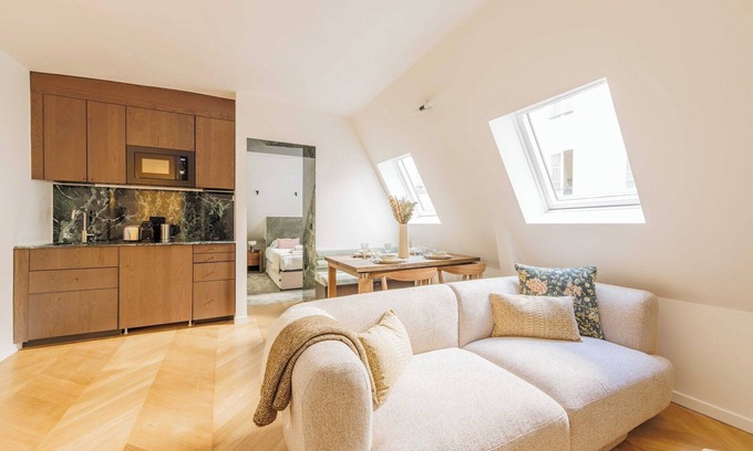 Quartier de la Place-Vendome Apartment | Classy apartment St Honore - Louvre